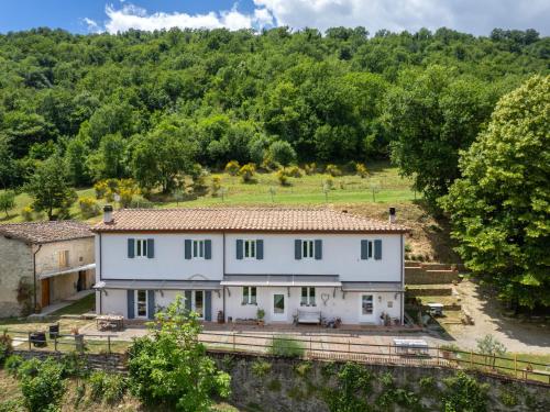 eine Luftansicht eines weißen Hauses mit Bäumen in der Unterkunft Holiday Home Olimpia by Interhome in Borgo San Lorenzo