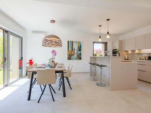 une cuisine et une salle à manger avec une table et des chaises dans l'établissement Holiday Home Akemi by Interhome, à Sainte-Maxime