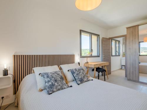 - une chambre avec un lit avec des oreillers et un bureau dans l'établissement Holiday Home Akemi by Interhome, à Sainte-Maxime