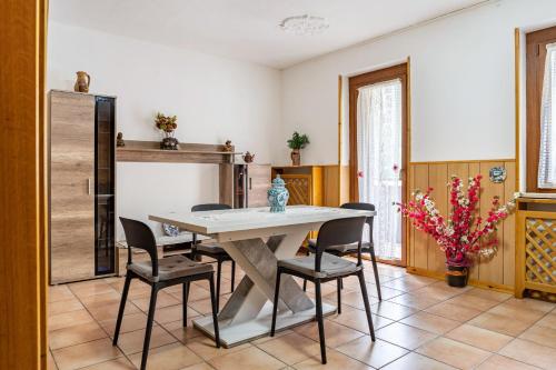 a dining room with a table and chairs at Appartamento Vioz in Peio