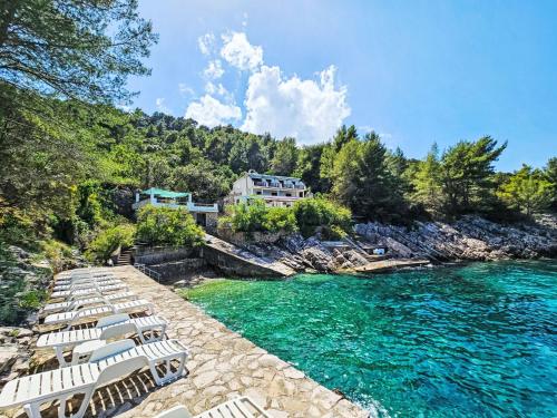 een rij ligstoelen aan de oever van een rivier bij Apartment Octopus-1 by Interhome in Bogomolje