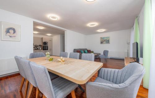 Χώρος καθιστικού στο 3 Bedroom Awesome Home In Debelo Brdo