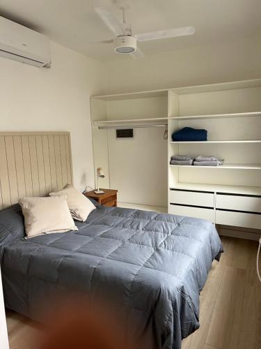 een slaapkamer met een groot blauw bed. bij Loft 3 11 de Abril in Bahía Blanca