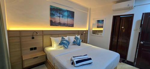 1 dormitorio con 1 cama con tostadora en C&C Jayakarta Apartment Legian Kuta Bali, en Seminyak