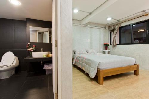 Säng eller sängar i ett rum på Thanabhumi