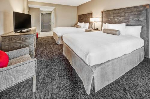 Katil atau katil-katil dalam bilik di Black Fox Lodge Pigeon Forge, Tapestry Collection by Hilton