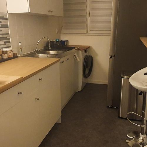une cuisine avec un évier et un lave-vaisselle dans l'établissement Appart entier 55m 2p et Parking, à Versailles