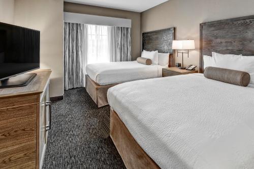 Katil atau katil-katil dalam bilik di Black Fox Lodge Pigeon Forge, Tapestry Collection by Hilton