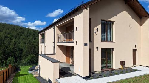 a house with a view of the backyard at Skalnica in Karpacz