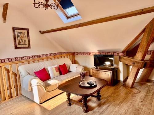 un salon avec un canapé et une table dans l'établissement Old rifles bustier farm à Bazentin - 6 personnes, à Bazentin