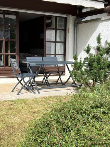 une table de pique-nique et deux chaises sur un porche dans l'établissement Appartamento di charme, à Praz-sur-Arly