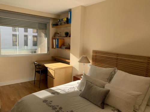 En eller flere senge i et værelse på Luxury Apartment in Madrid