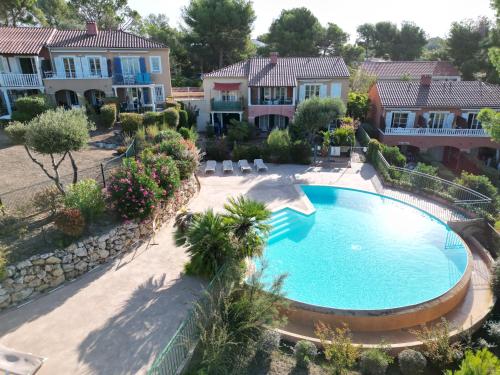 une vue aérienne d'une maison avec piscine dans l'établissement Le Dramont, à Saint-Raphaël
