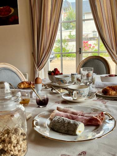 Maison Adrienne في سانت إينيو: طاولة عليها أطباق طعام