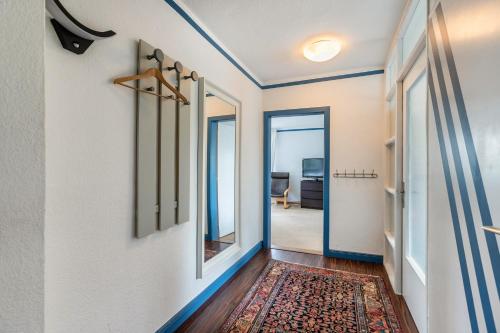 a hallway with a door leading to a room at Austernfischer Haus in Pellworm
