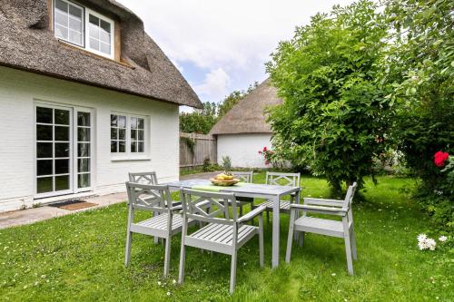 a table and chairs in the yard of a house at Austernfischer Haus in Pellworm