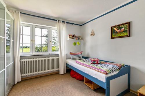 a small room with a bed and a window at Austernfischer Haus in Pellworm