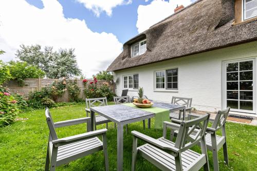 a table and chairs in the yard of a house at Austernfischer Haus in Pellworm