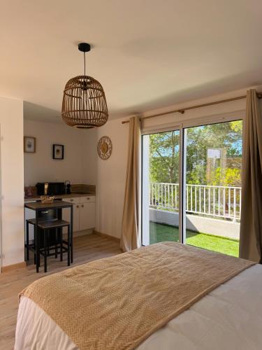 - une chambre avec un lit, une table et un balcon dans l'établissement Villa Hawwah, à Sète