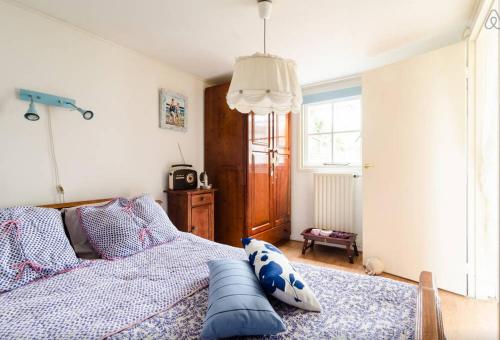 um quarto com uma cama com almofadas em Fisherman's Home em Vinkeveen