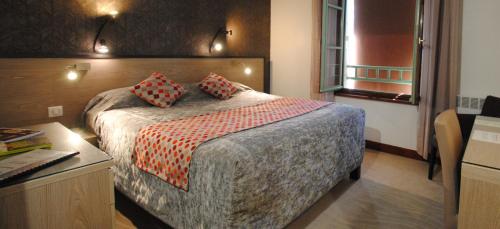 Cama o camas de una habitación en Hostellerie du Perigord Vert-Logis