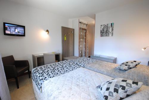 Cama o camas de una habitación en Hostellerie du Perigord Vert-Logis