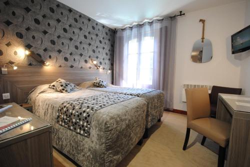 Cama o camas de una habitación en Hostellerie du Perigord Vert-Logis