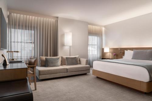 ein Hotelzimmer mit einem Bett und einer Couch in der Unterkunft The Knickerbocker in New York