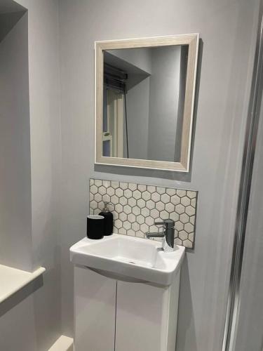 Bilik mandi di Cosy Apartment above Village Pub