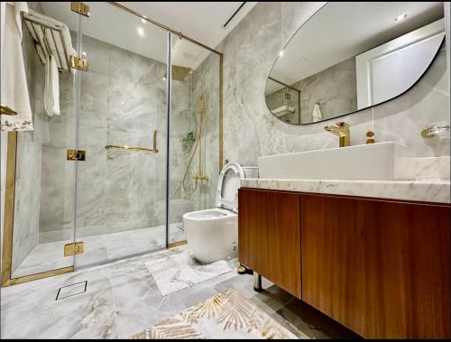 A bathroom at Joy Luxury Apartment