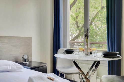 une chambre d'hôtel avec une table et une fenêtre dans l'établissement Comfort studio at Gare de l Est, à Paris