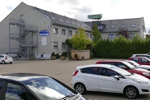 ラインバッハにあるHotel Nordのホテル前に駐車する白車