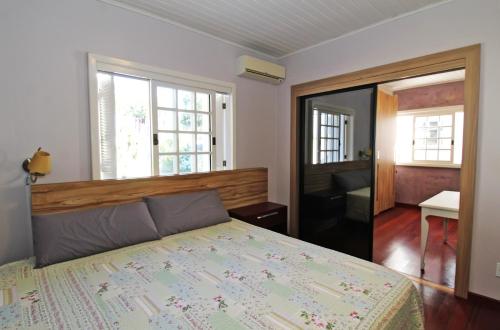 a bedroom with a bed and a sliding glass door at Casa confortável e aconchegante in Bento Gonçalves