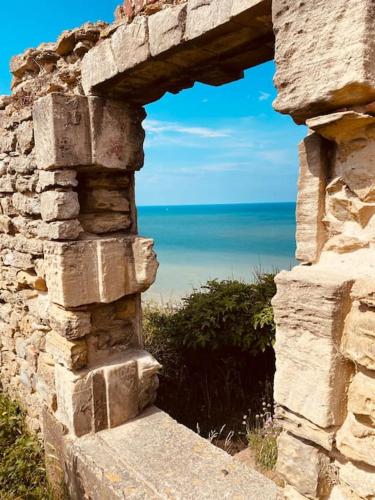 - un vieux bâtiment en pierre avec vue sur l'océan dans l'établissement Le Petit Pec'Heurt Le Portel, à Le Portel