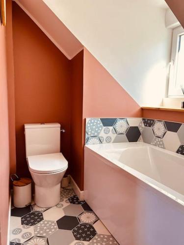 une salle de bain avec toilettes et baignoire dans l'établissement Le Petit Pec'Heurt Le Portel, à Le Portel