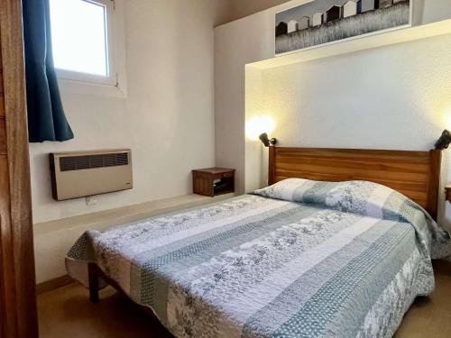 une chambre avec un lit et une fenêtre dans l'établissement Appartement 2 pièces- 4 couchages- ARGELES SUR MER AR070-049, à Argelès-sur-Mer