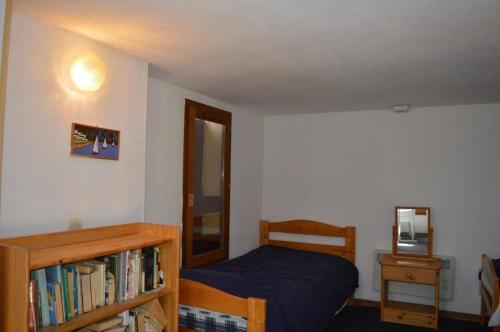 - une chambre avec un lit, un miroir et une étagère dans l'établissement Appartement 2 Pièces mezzanine 5 couchages ARGELES SUR MER AR190-022, à Argelès-sur-Mer