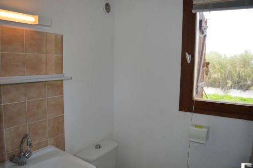 une salle de bain avec toilettes, lavabo et fenêtre dans l'établissement Appartement 2 Pièces mezzanine 5 couchages ARGELES SUR MER AR190-022, à Argelès-sur-Mer