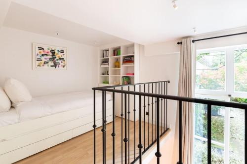 - un salon avec un canapé blanc et une fenêtre dans l'établissement Musée d'Orsay-Saint Germain-Invalides-Famille, à Paris