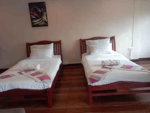 เตียงในห้องที่ MJ Gargen View เรือนหลวงรีสอร์ท