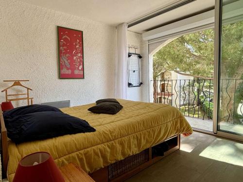 une chambre avec un lit et une grande fenêtre dans l'établissement Appartement 3 pièces 6 couchages ARGELES SUR MER AR710-030, à Argelès-sur-Mer