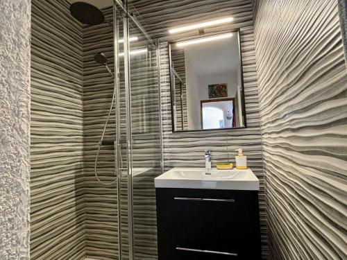 une salle de bain avec un lavabo et une douche dans l'établissement Appartement 3 pièces 6 couchages ARGELES SUR MER AR710-030, à Argelès-sur-Mer