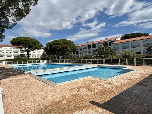 une piscine devant un immeuble dans l'établissement Appartement 3 pièces 6 couchages ARGELES SUR MER AR710-030, à Argelès-sur-Mer
