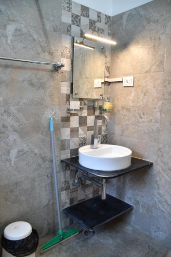 a bathroom with a sink and a toilet at NAWAB KI DEOHRI - Varanasi 1 Km Kashi Vishwanath Temple in Varanasi