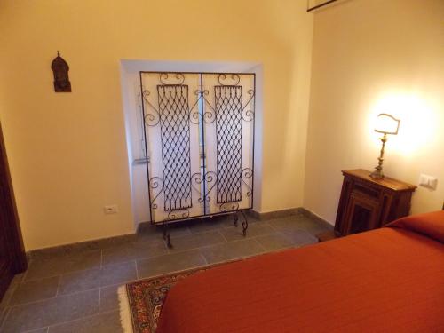 a bedroom with a gate in the corner of a room at Il Rifugio del Vescovo in Vetralla