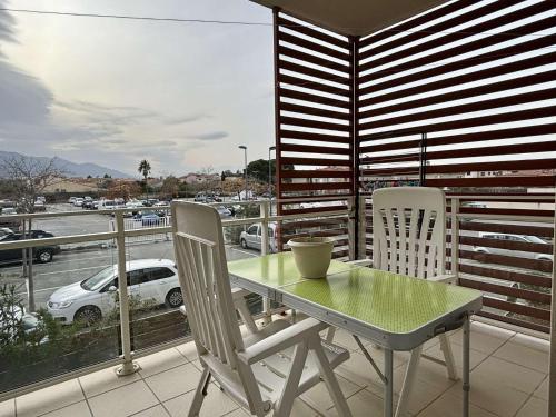 d'une table et de chaises sur un balcon avec vue sur le parking. dans l'établissement Appartement 2 pièces - 4 personnes AR925-106, à Argelès-sur-Mer