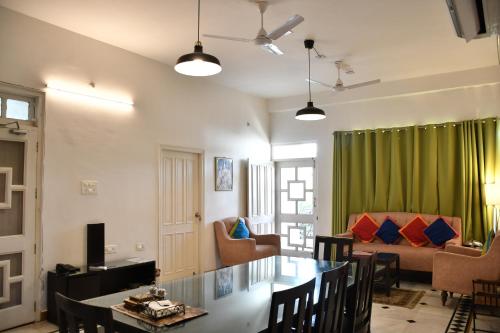 un salon avec une table et un canapé dans l'établissement NAWAB KI DEOHRI - Varanasi 1 Km Kashi Vishwanath Temple, à Varanasi