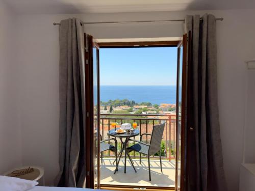 Accommodation Đivanović with sea view