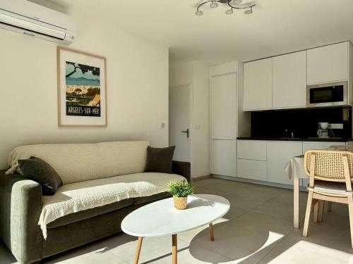 un salon avec un canapé et une table dans l'établissement Appartement 2 pièces 4 couchages ARGELES SUR MER AR870-002, à Perpignan
