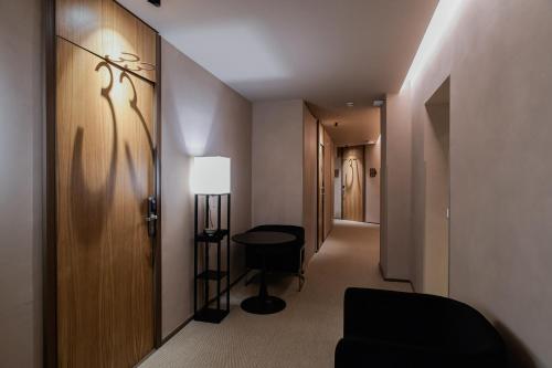 a room with a hallway with a table and a lamp at 163 BOUTIQUE HOTEL in Rome